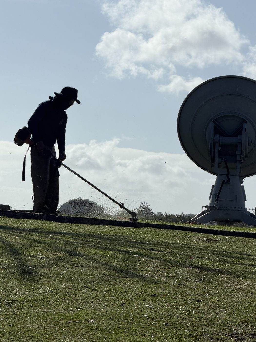 Técnico de Green Groomer trabajando al atardecer